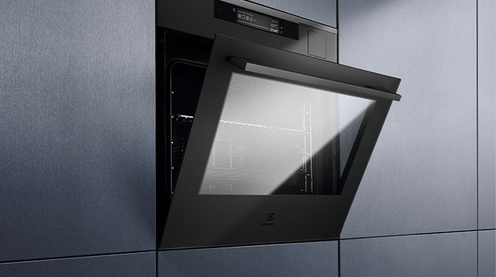 Top quality steamer with intuitive touch screen in elegant matte black color - at the Almafa stand!